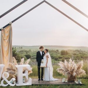 Letras iniciales para bodas en corcho blanco